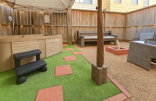 Woodlake - Briar Meadow House | Relaxing Retreat with Private Hot Tub for 7 Guests