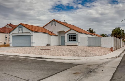 North Las Vegas House | Elegant House with Pool, Spa & Ocean Views - Rated 9.7