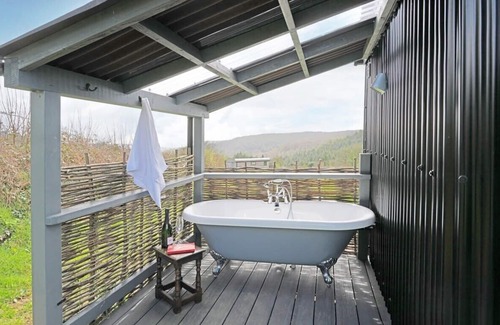 Sidmouth Cabin | Idyllic Hut with Ocean Views & Outdoor Bath Oasis