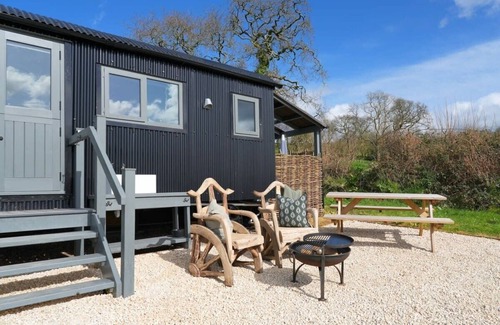 Sidmouth Cabin | Idyllic Hut with Ocean Views & Outdoor Bath Oasis