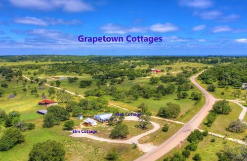 Fredericksburg House | Serene Cottage Retreat in Fred Wine Country with Spa Access