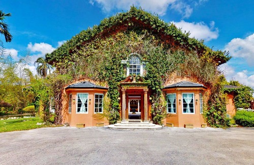 Homestead Villa | Elegant Italian Villa Retreat with Pool & Spa near Homestead