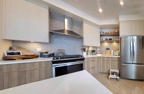 Kelowna Central Business District Condo | Exclusive Penthouse Oasis with Lake Views & Spa Amenities