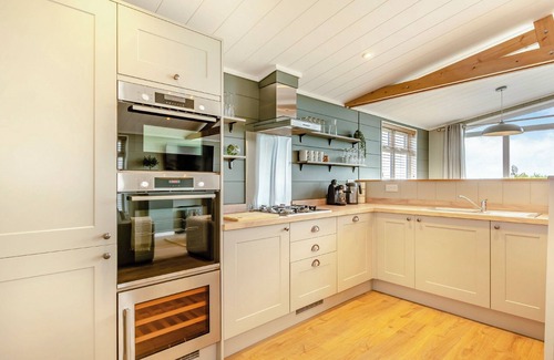 Middlezoy Ski Chalet | Experience a New Lodge with Vaulted Ceilings & Cozy Fireplace