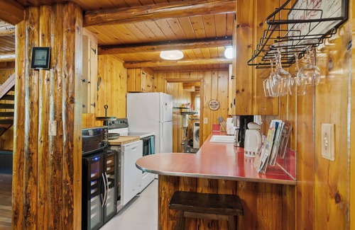 Naches Cabin | Cozy Log Cabin Retreat at White Pass with Pool & Spa