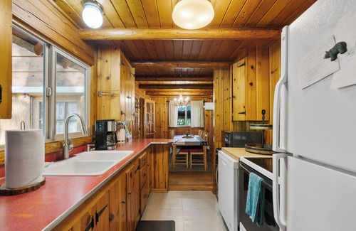 Naches Cabin | Cozy Log Cabin Retreat at White Pass with Pool & Spa