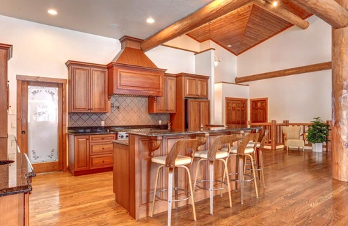 Nemo Villa | Nemo Mountain Villa: Scenic Retreat with Pool & Spa