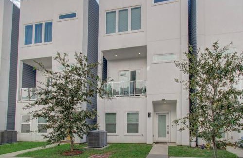 Astrodome Apartment | Elegant Med Cntr/NRG Townhome - Pet & Child Friendly Stay