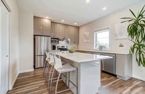 Downtown Gatineau Villa | Modern 4 Bedroom Stay with Free Parking and Pool Access