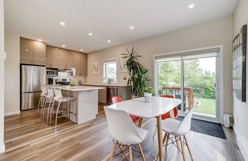 Downtown Gatineau Villa | Modern 4 Bedroom Stay with Free Parking and Pool Access