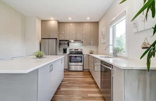 Downtown Gatineau Villa | Modern 4 Bedroom Stay with Free Parking and Pool Access