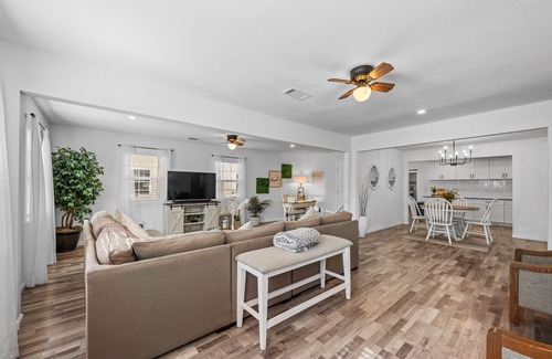 Angleton House | Pet-Friendly Modern Farmhouse with Spa & Hot Tub