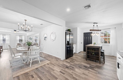 Angleton House | Pet-Friendly Modern Farmhouse with Spa & Hot Tub