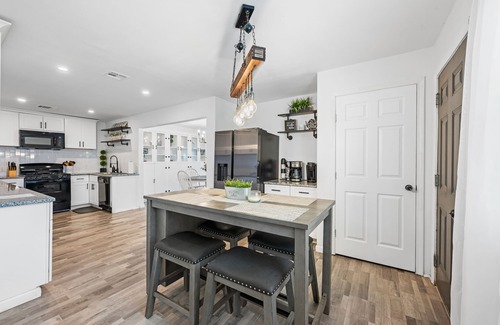 Angleton House | Pet-Friendly Modern Farmhouse with Spa & Hot Tub