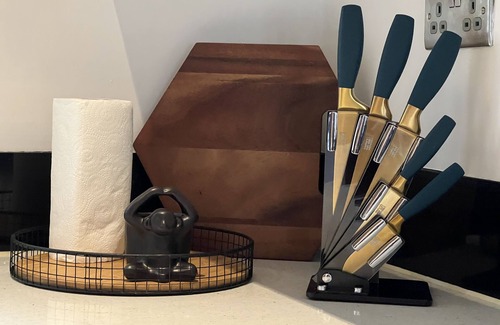 East Wickham Apartment | Modern Flat Near London with Spa and Hot Tub Amenities