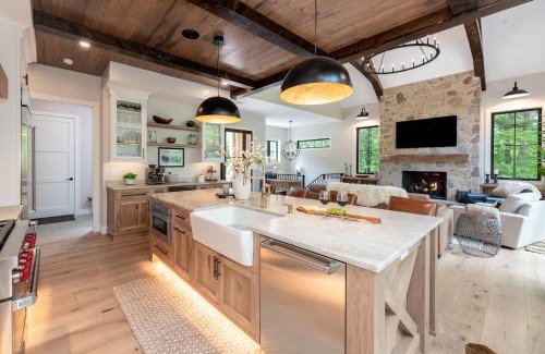 Lincoln House | Luxurious Mountain Retreat Hot Tub Pool Table