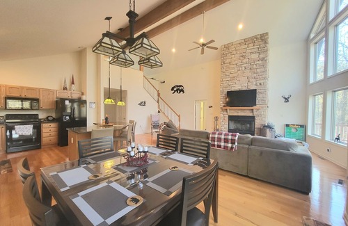 The Woods Cabin | Beautiful Mountaintop Chalet with Pool and Hot Tub Amenities