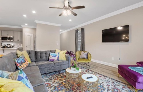 Highlands - Perkins House | Elegant New 3b/2.5bath Home Near LSU with Family Amenities