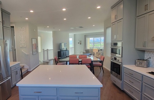 Dublin House | Elegant 4 BD/3.5 BA Home Near Transit with Breakfast