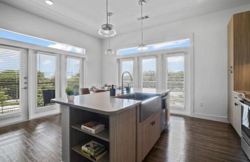 West Oak Hill Apartment | Luxurious New Unit 2Bd 2Ba Pool, Golf Sim