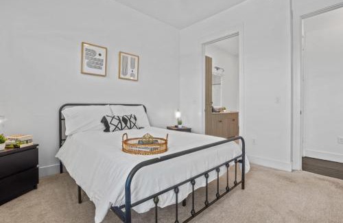 West Oak Hill Apartment | Luxurious New Unit 2Bd 2Ba Pool, Golf Sim