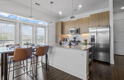West Oak Hill Apartment | Luxurious New Unit|2Bd2Ba|Pool, Golf Sim