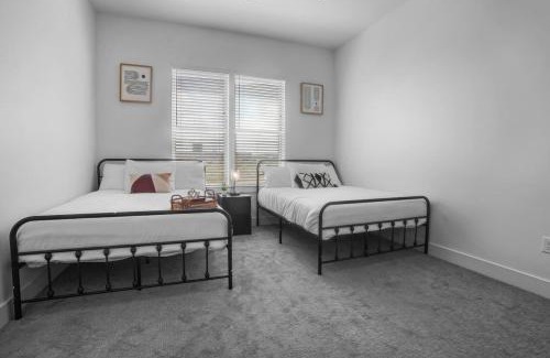 West Oak Hill Apartment | Luxurious New Unit 2Bd2Ba Pool, Golf Sim