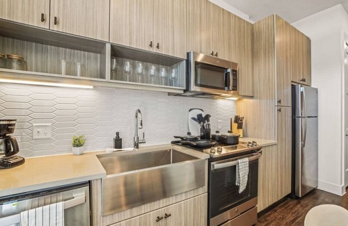 West Oak Hill Apartment | Luxurious New Unit|Studio2Ba|Pool, Golf Sim