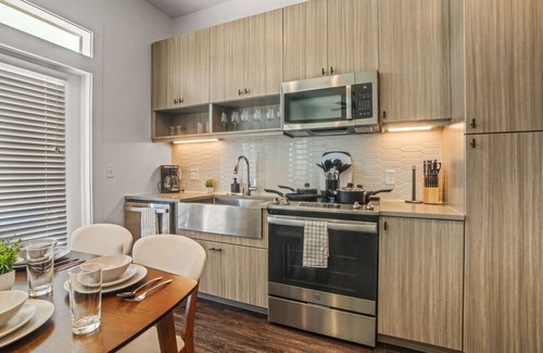 West Oak Hill Apartment | Luxurious New Unit|Studio2Ba|Pool, Golf Sim