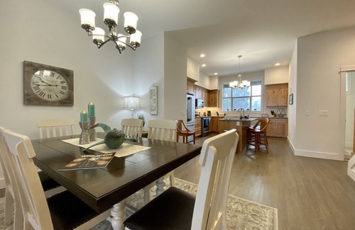 Coos Bay House | Inviting Oregon Coast Townhouse with Spectacular Views