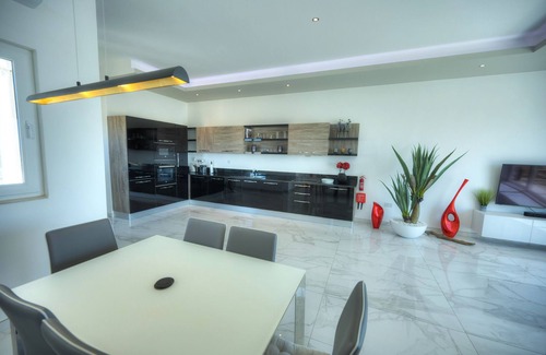 Ta' Giorni Apartment | Elegant Penthouse Retreat with 2 Terraces and Key Amenities