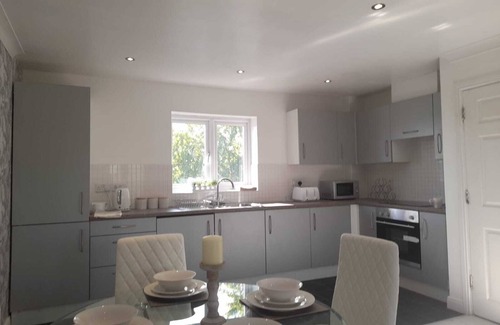 Shirley Apartment | Stylish Penthouse Apartment Near NEC with Family Amenities