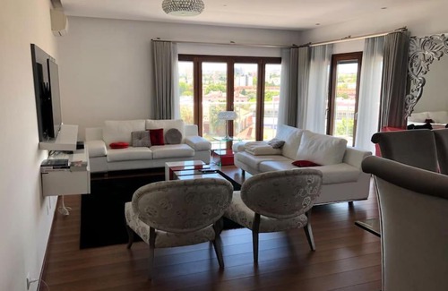 Moscavide House | Elegant Penthouse with Private Pool in Oriente
