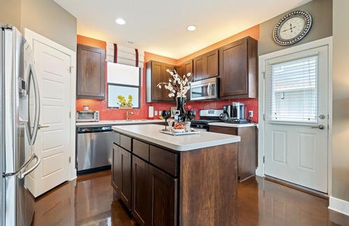 North Austin Civic Association Condo | Upscale 3-Bed Condo with Pool & Spa Near The Domain