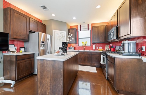 North Austin Civic Association Condo | Upscale 3-Bed Condo with Pool & Spa Near The Domain