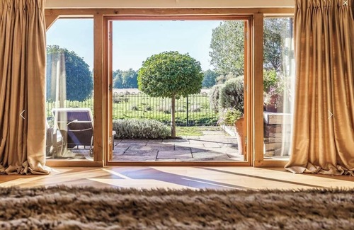 Woking House | Serene Riverfront Retreat with Hot Tub and Boat Access