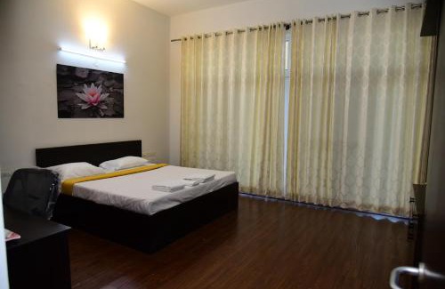 Malur House | Private Room with Pool & Hot Tub - Perfect for Families