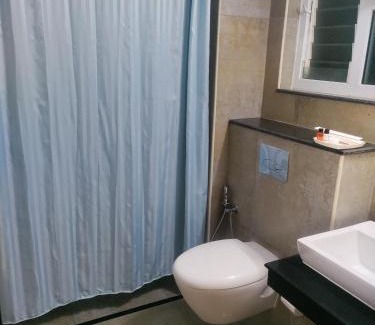Malur House | Private Room with Pool & Hot Tub - Perfect for Families