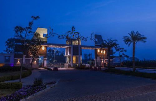 Malur House | Private Room with Pool & Hot Tub - Perfect for Families