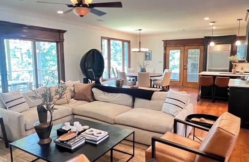Mid America House | Luxurious Relaxation on Lake Hamilton