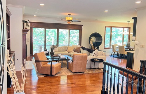 Mid America House | Luxurious Relaxation on Lake Hamilton