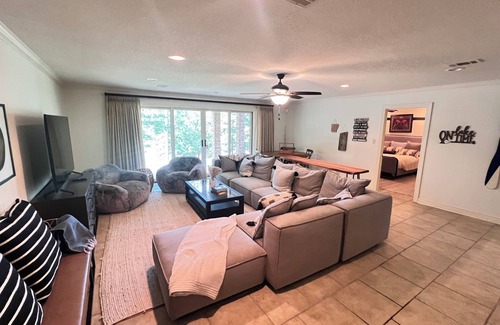 Mid America House | Luxurious Relaxation on Lake Hamilton
