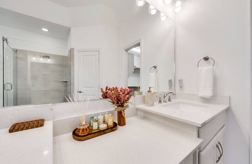 Lewisville House | Ideal Remote Work Escape with High-Speed Internet & Charging