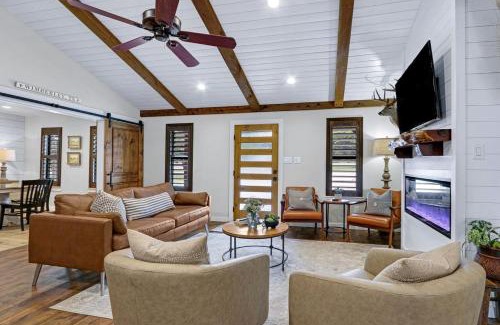 Driftwood House | Luxurious Rental with Private Yard and BBQ in Wimberley, Texas
