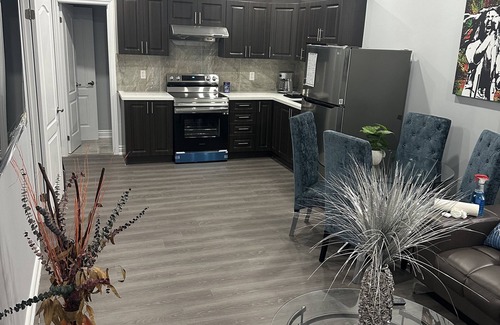 Brampton Apartment | Elegant Residence with Spa, Breakfast & Family-Friendly Amenities