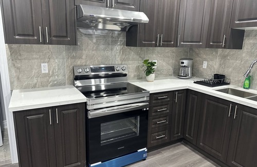 Brampton Apartment | Elegant Residence with Spa, Breakfast & Family-Friendly Amenities