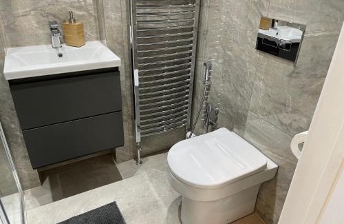 Fulham Broadway Apartment | Stylish Studio Flat 30 Mins From City Centre - Family Friendly