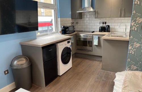 Fulham Broadway Apartment | Stylish Studio Flat 30 Mins From City Centre - Family Friendly