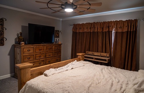 Shallowater House | Elegant Getaway Steps from Jones AT&T Stadium!