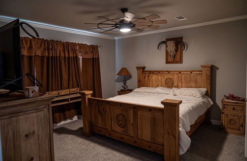 Shallowater House | Elegant Getaway Steps from Jones AT&T Stadium!